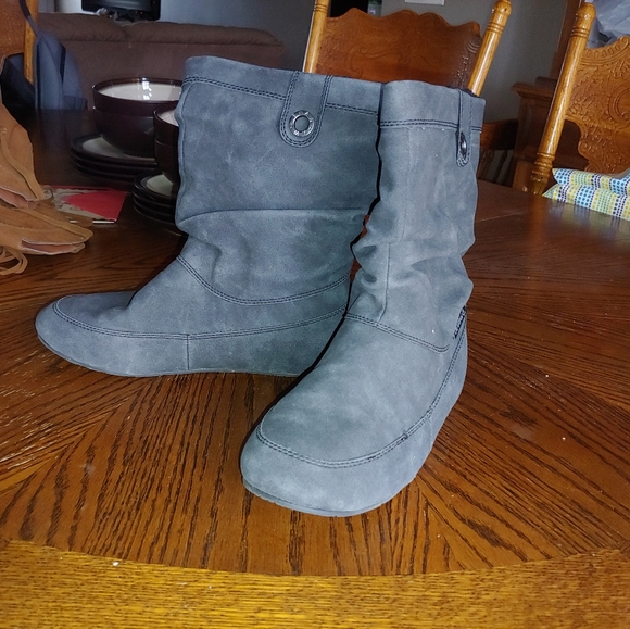 Bearpaw Travel Boot - Picture 2 of 3